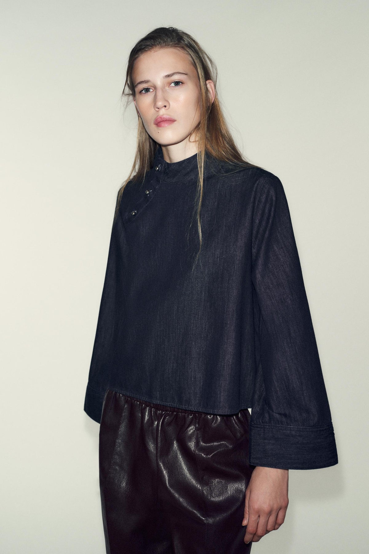 Jeanshemd mit hohem Kragen