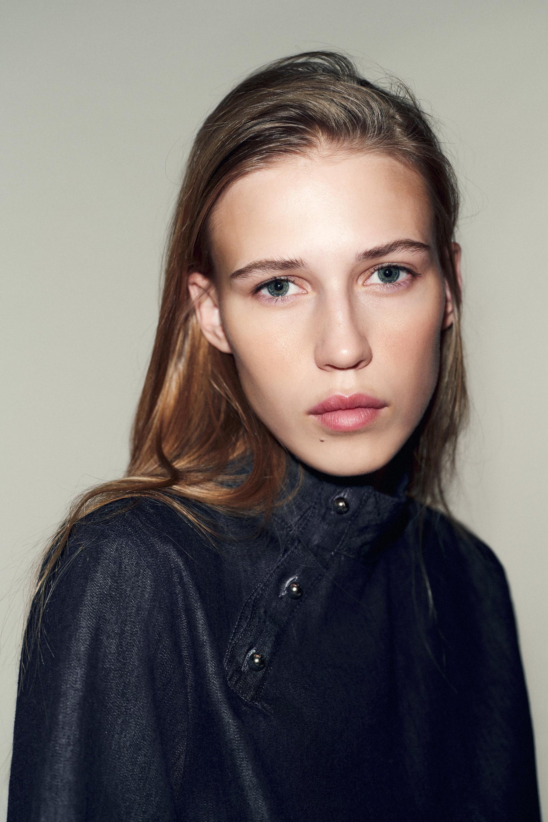 Jeanshemd mit hohem Kragen