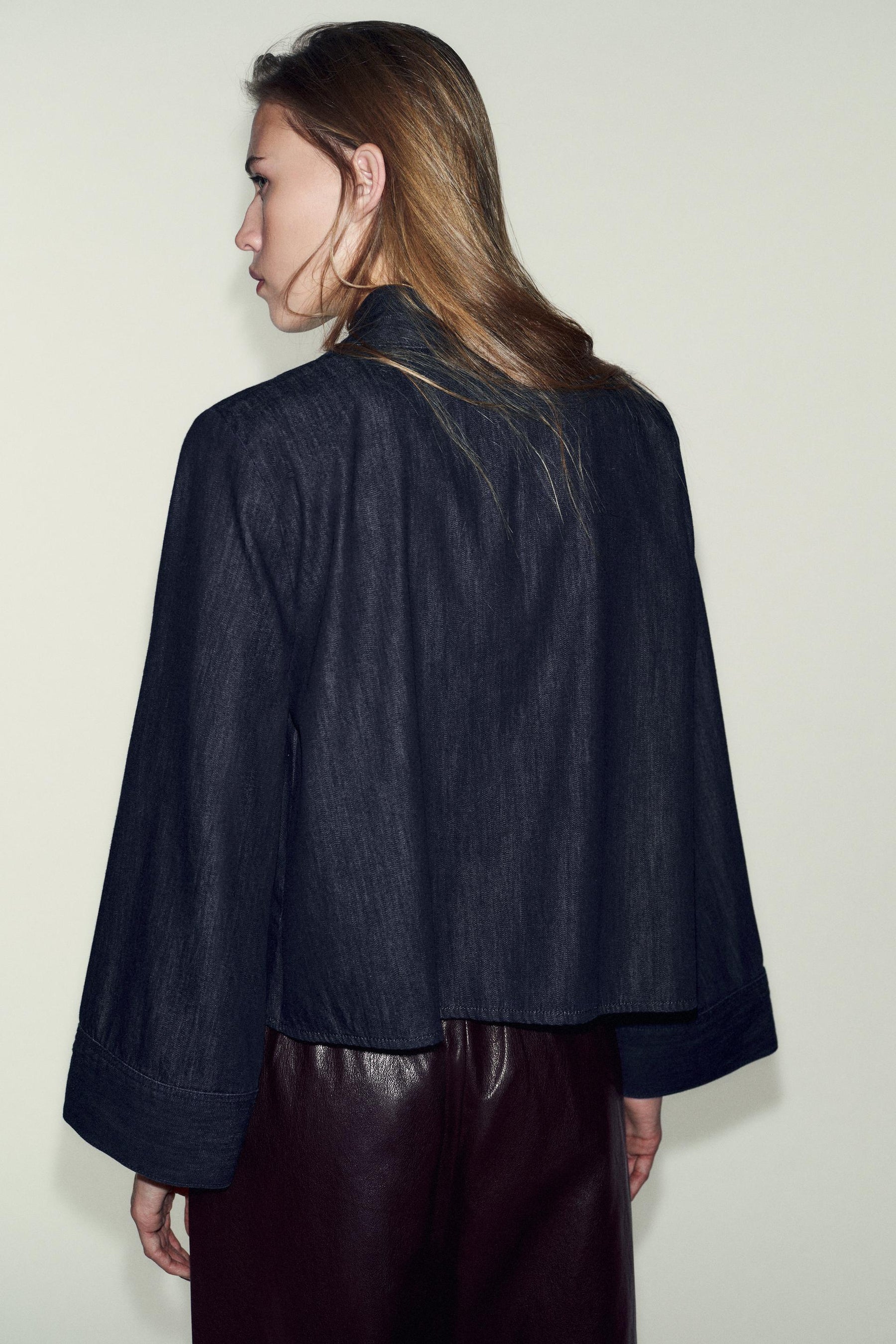 Jeanshemd mit hohem Kragen