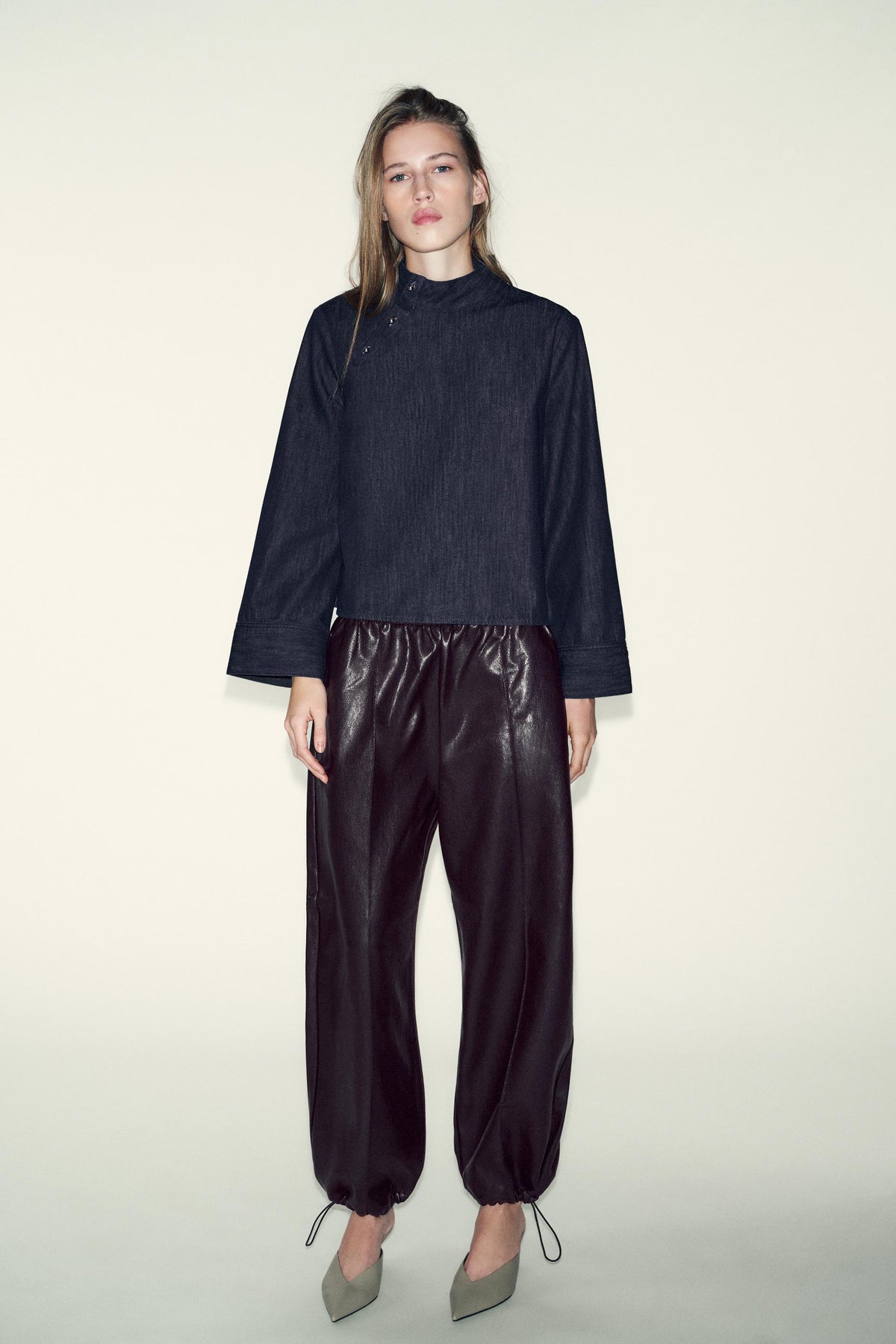 Jeanshemd mit hohem Kragen