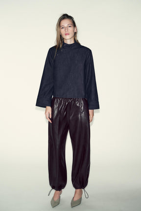 Jeanshemd mit hohem Kragen