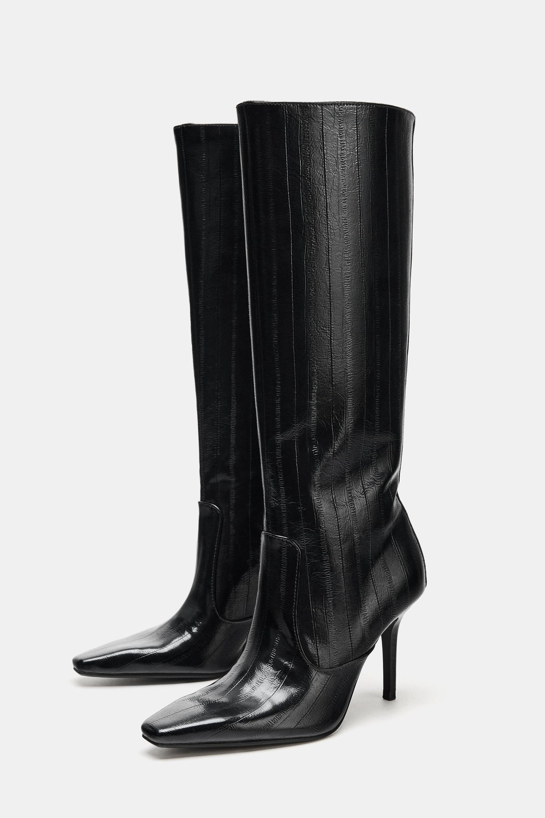 Stiefel mit graviertem Absatz