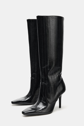 Stiefel mit graviertem Absatz