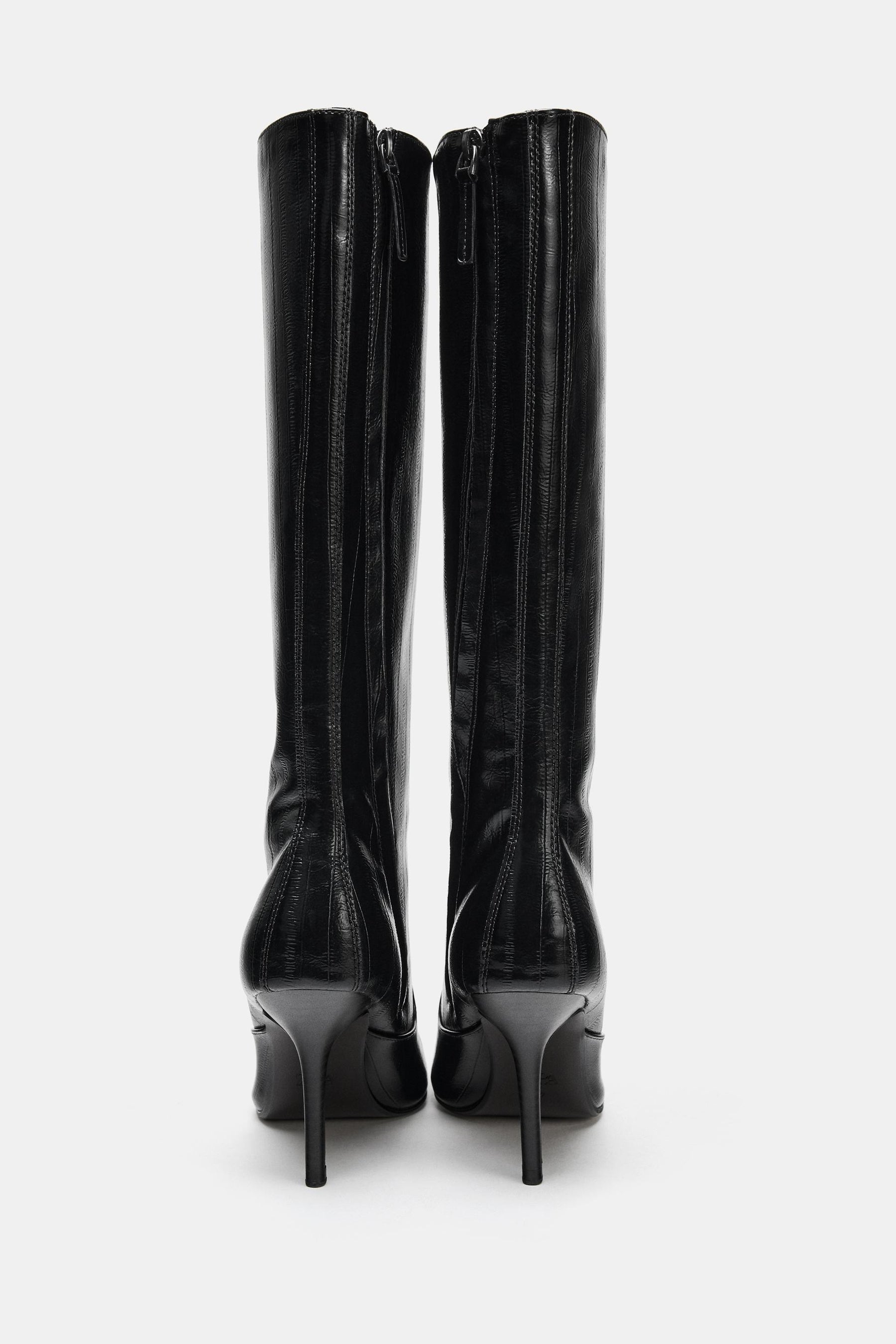 Stiefel mit graviertem Absatz