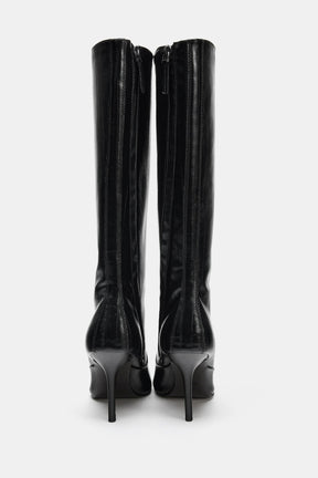 Stiefel mit graviertem Absatz