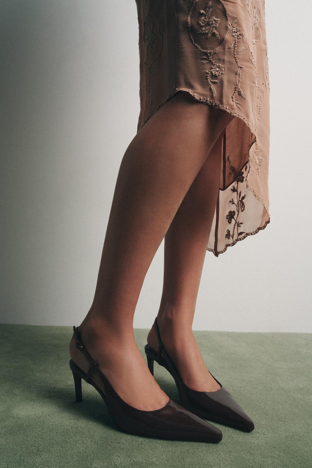 LACK-SLINGBACK-SCHUHE MIT HOHEM ABSATZ