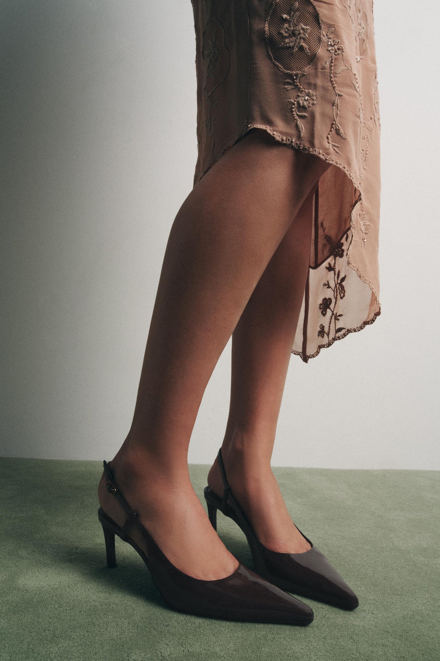 LACK-SLINGBACK-SCHUHE MIT HOHEM ABSATZ