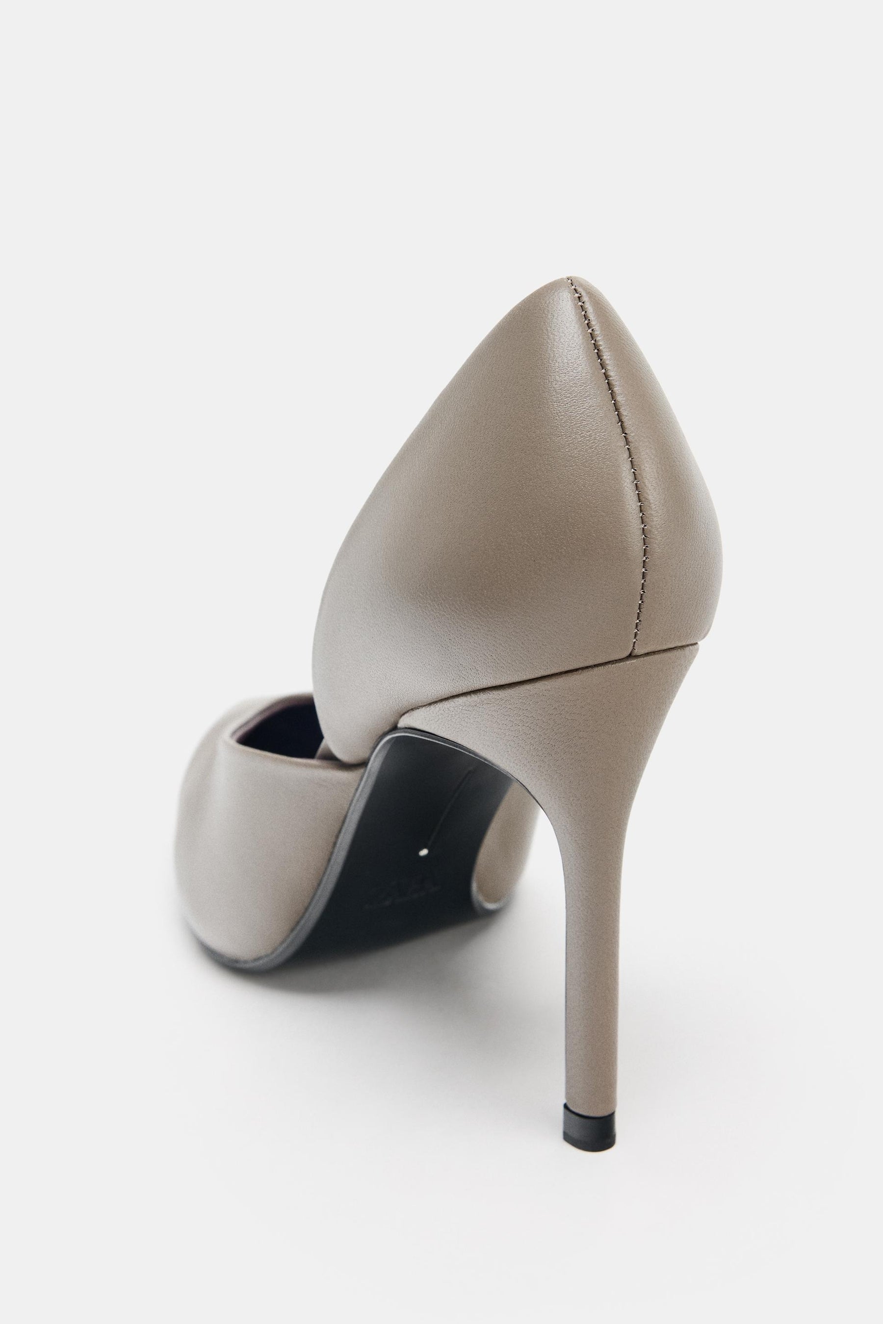 Lederschuhe mit hohen Absätzen