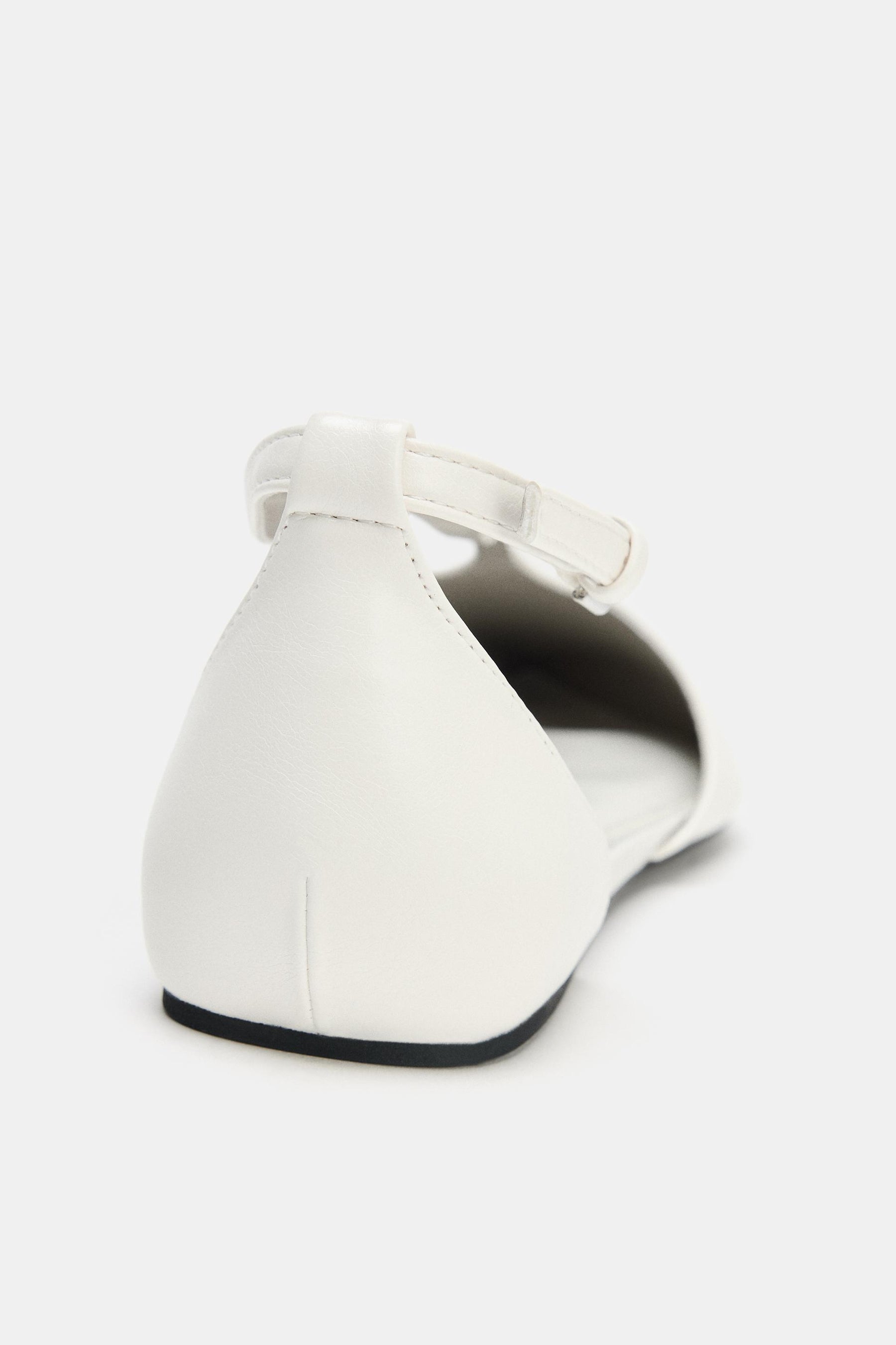 Ballerinas mit Knöchelriemen