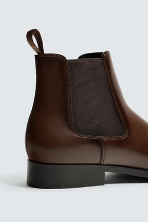 Spitz zulaufende Chelsea Boots