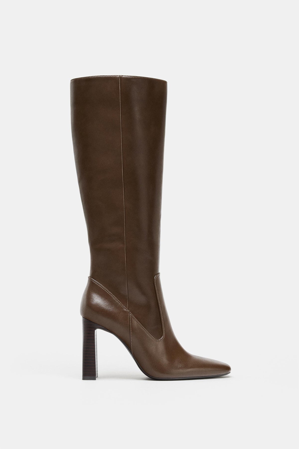 Kniehohe Stiefel mit Ziernähten