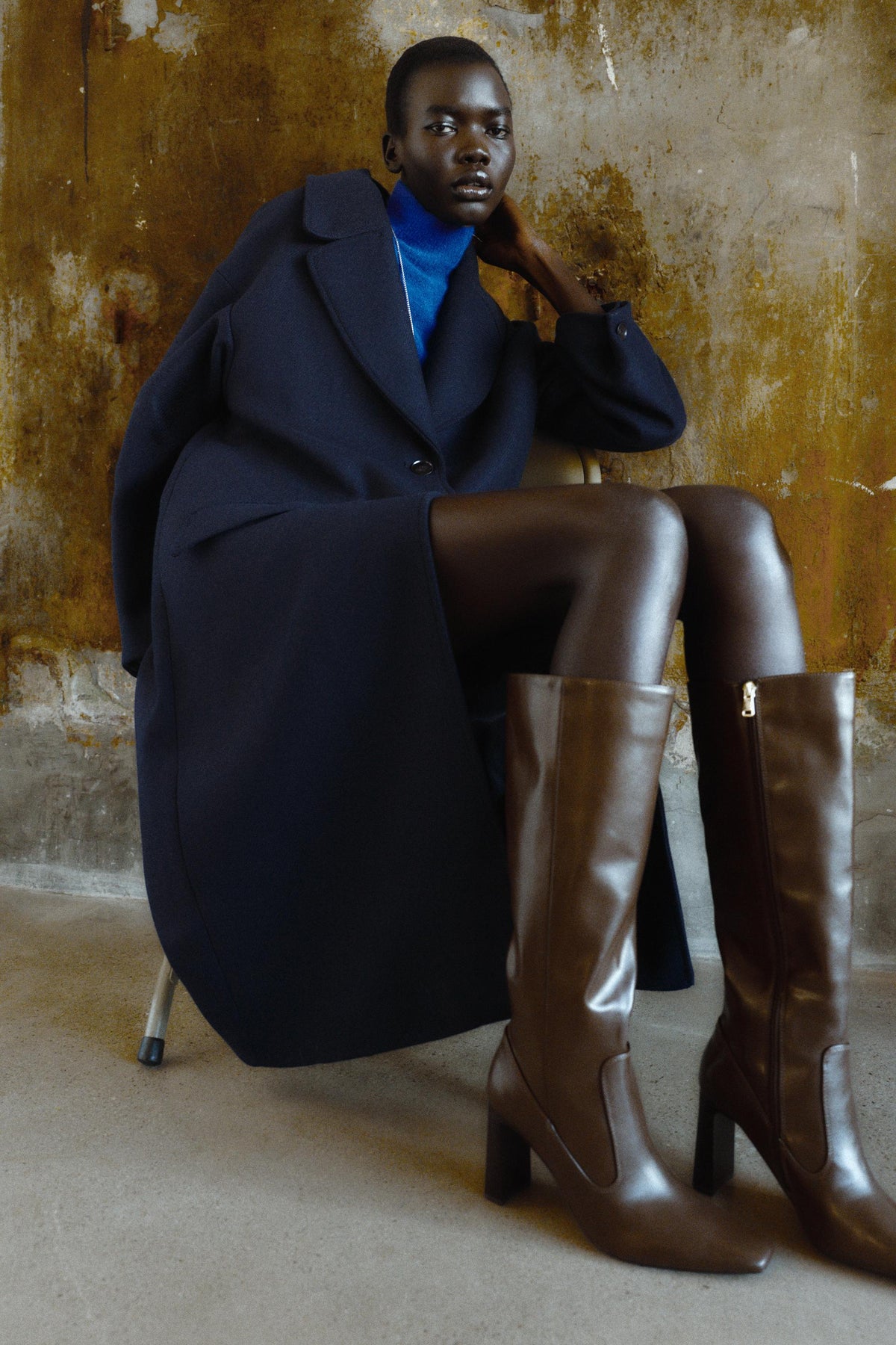 Kniehohe Stiefel mit Ziernähten