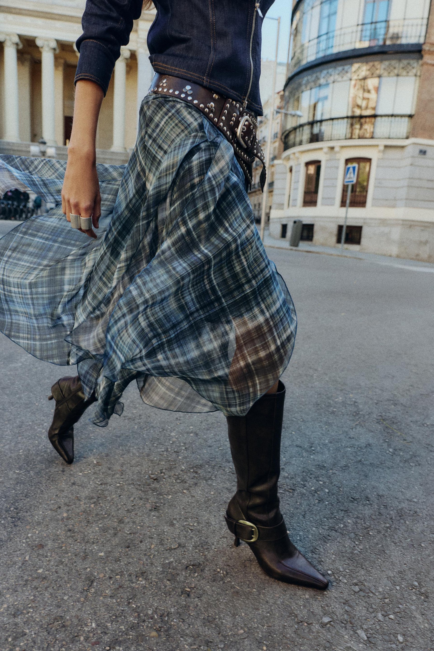 Stiefel mit Metallschnalle und hohem Absatz