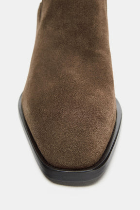 Stiefeletten aus Wildleder mit Absatz