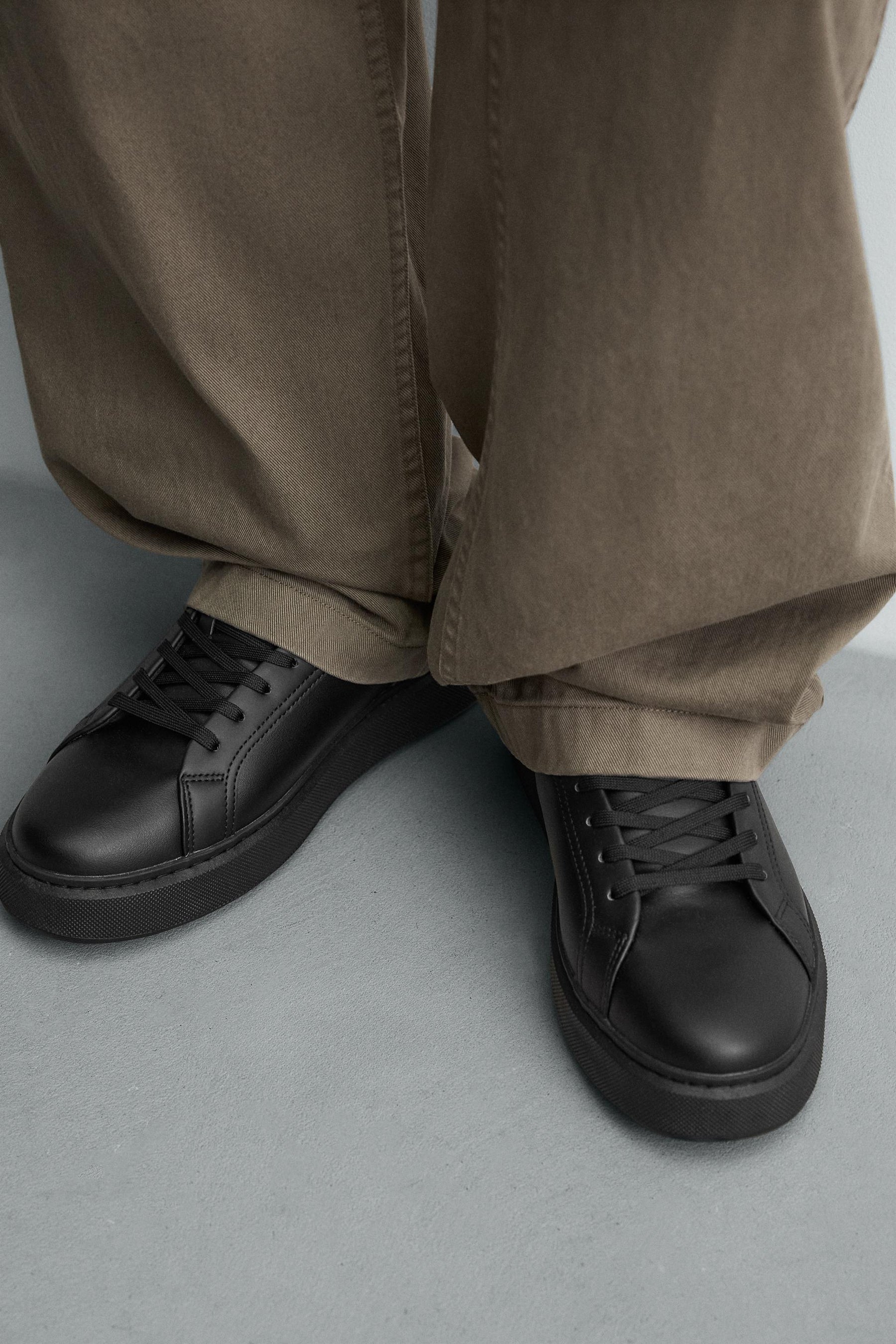 Klobige, einfarbige Sneaker