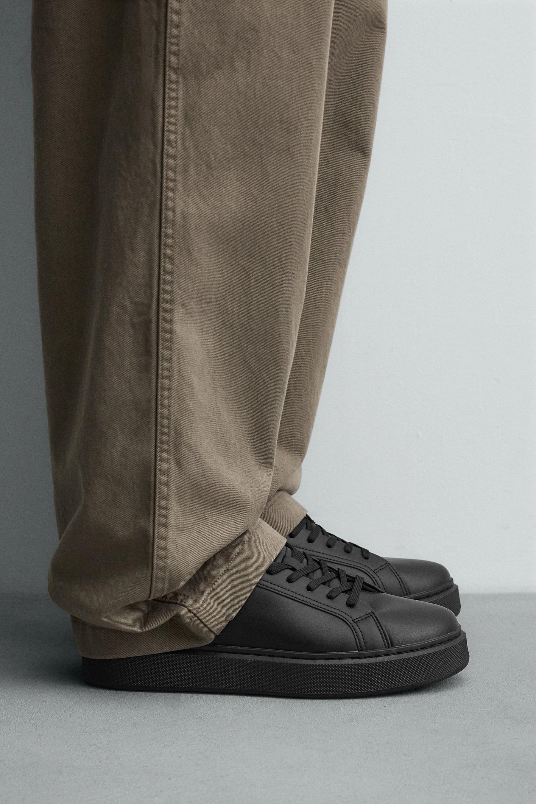 Klobige, einfarbige Sneaker