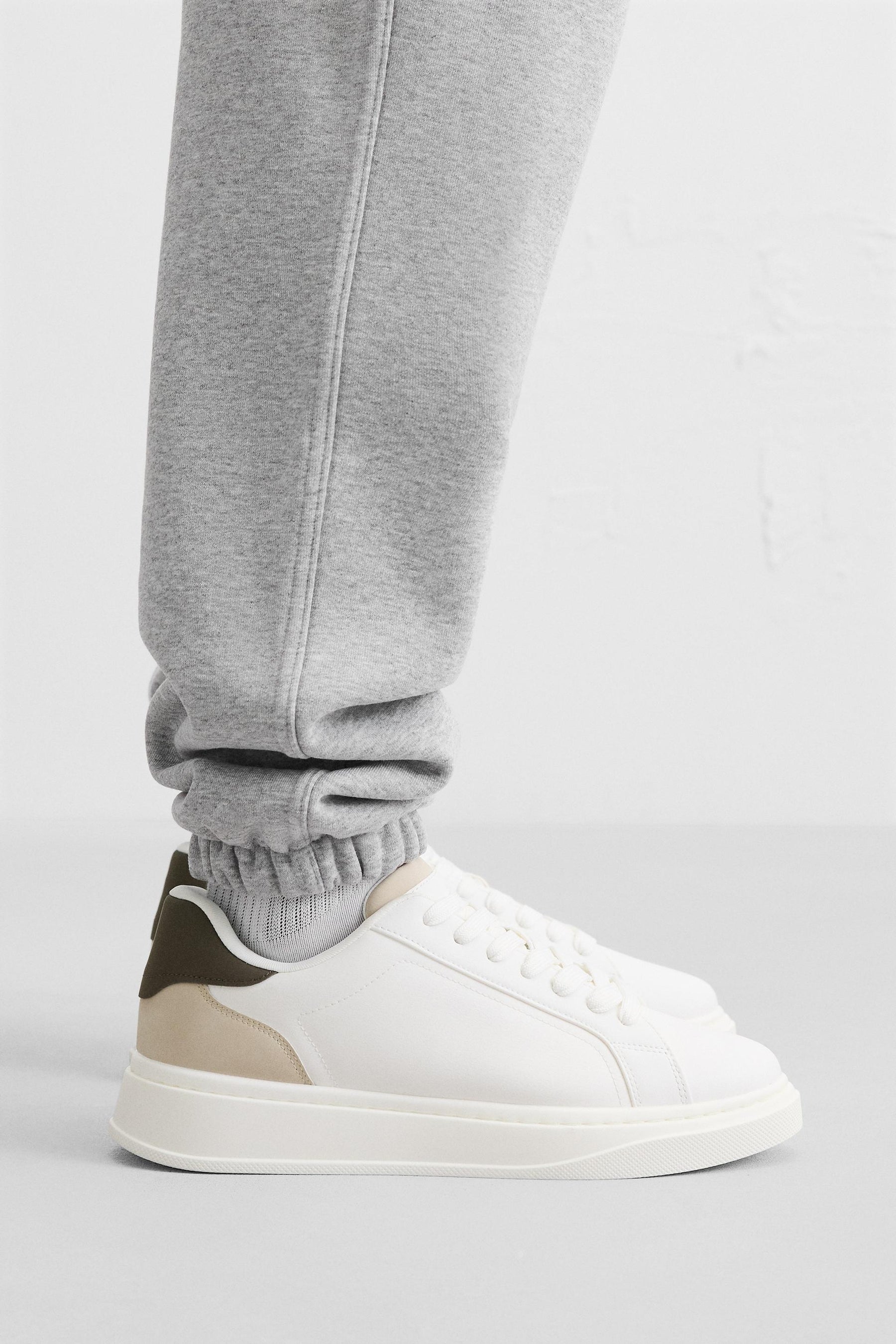 Sneaker mit Fersendetail