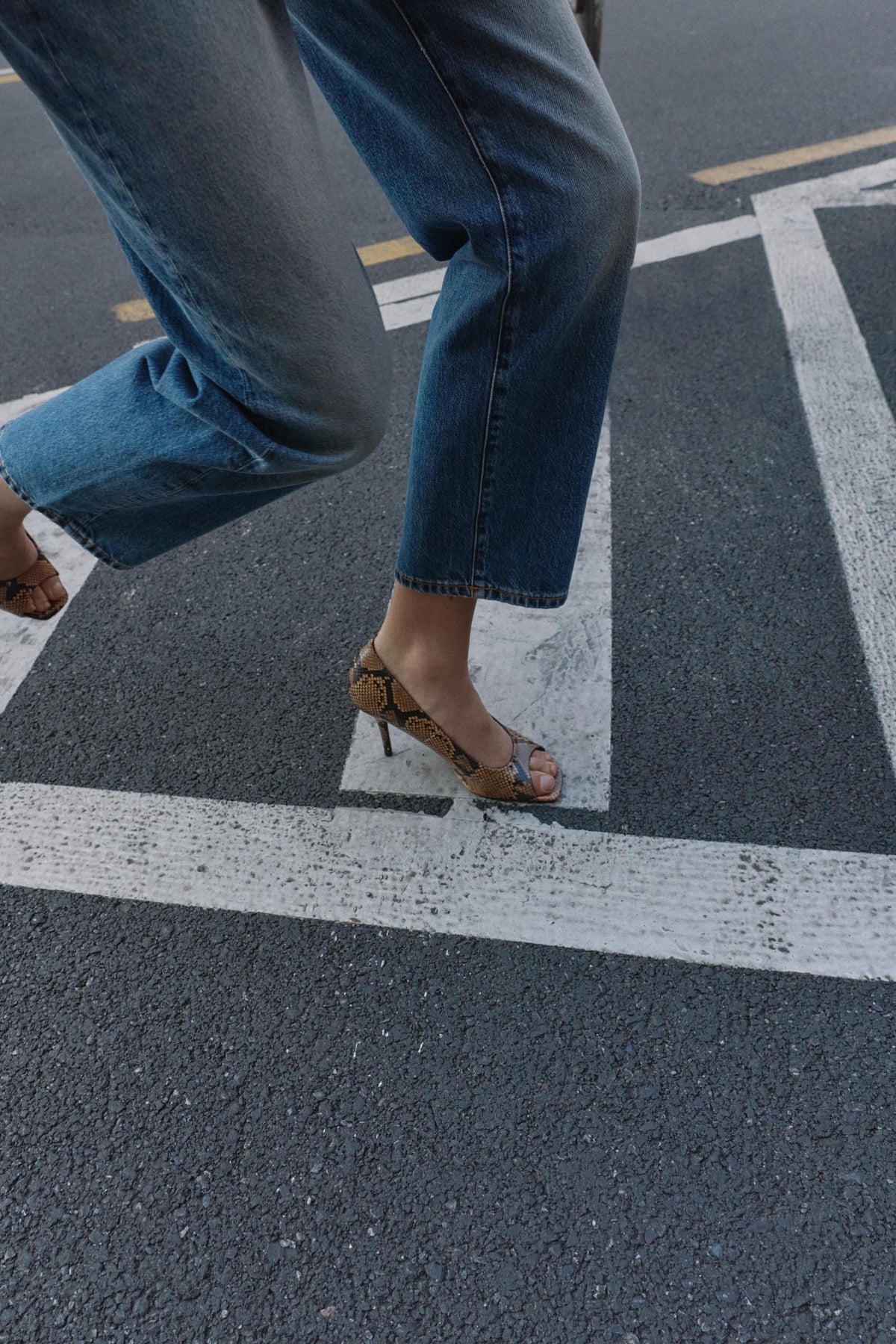 Offene Schuhe mit Tiermuster