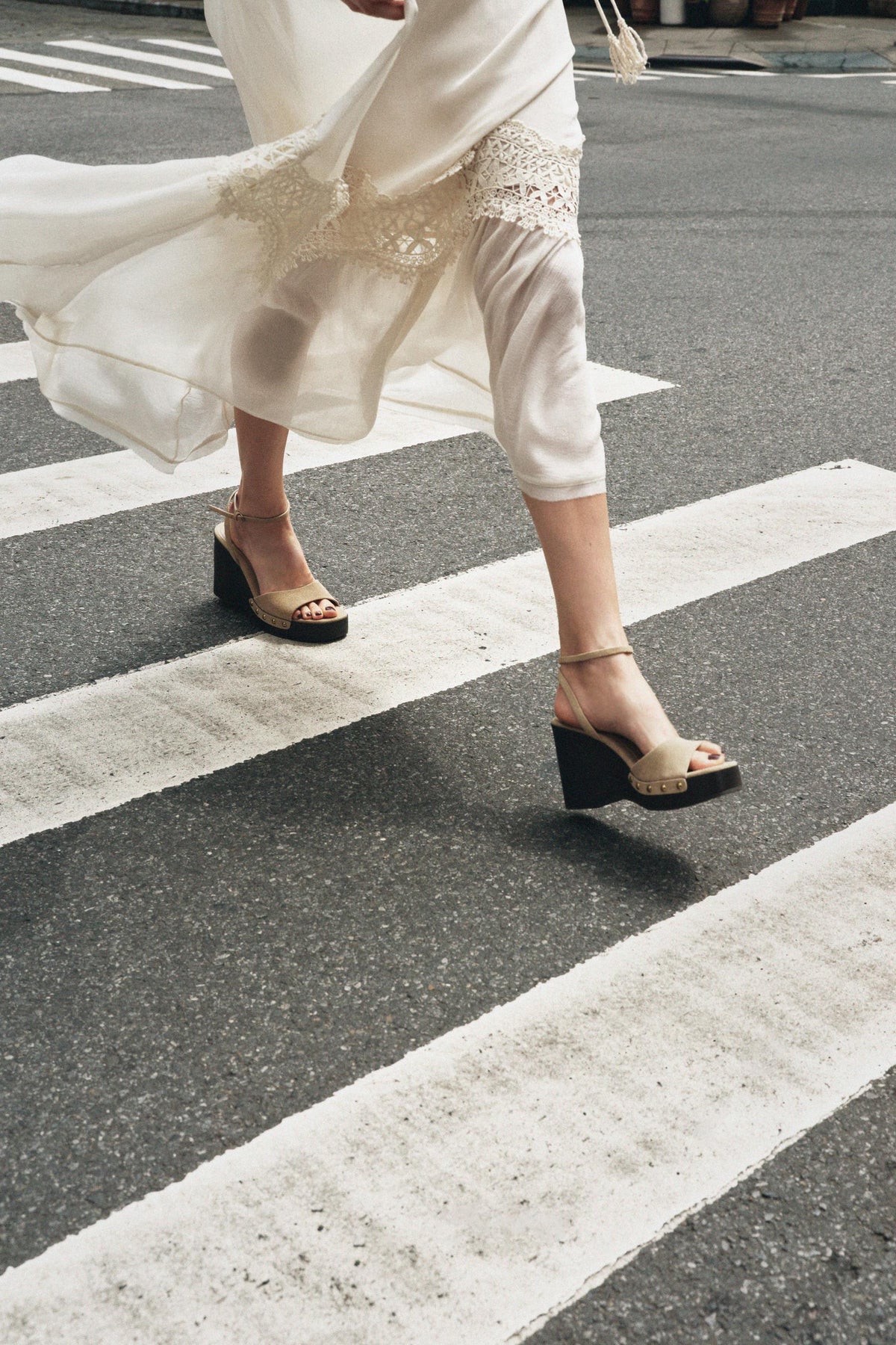 Nietenbesetzte Wildledersandalen