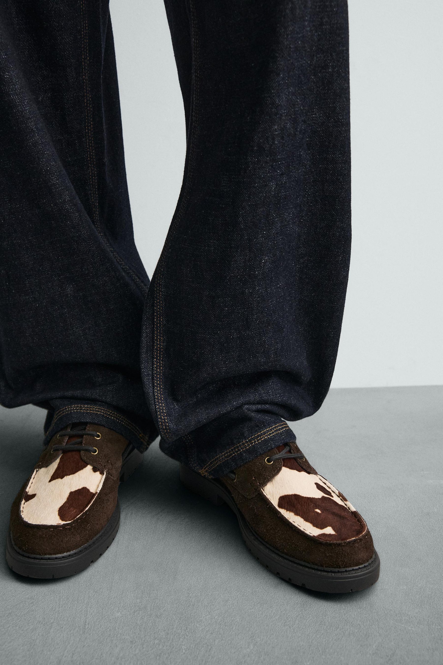 Schuhe aus Leder mit Tiermuster