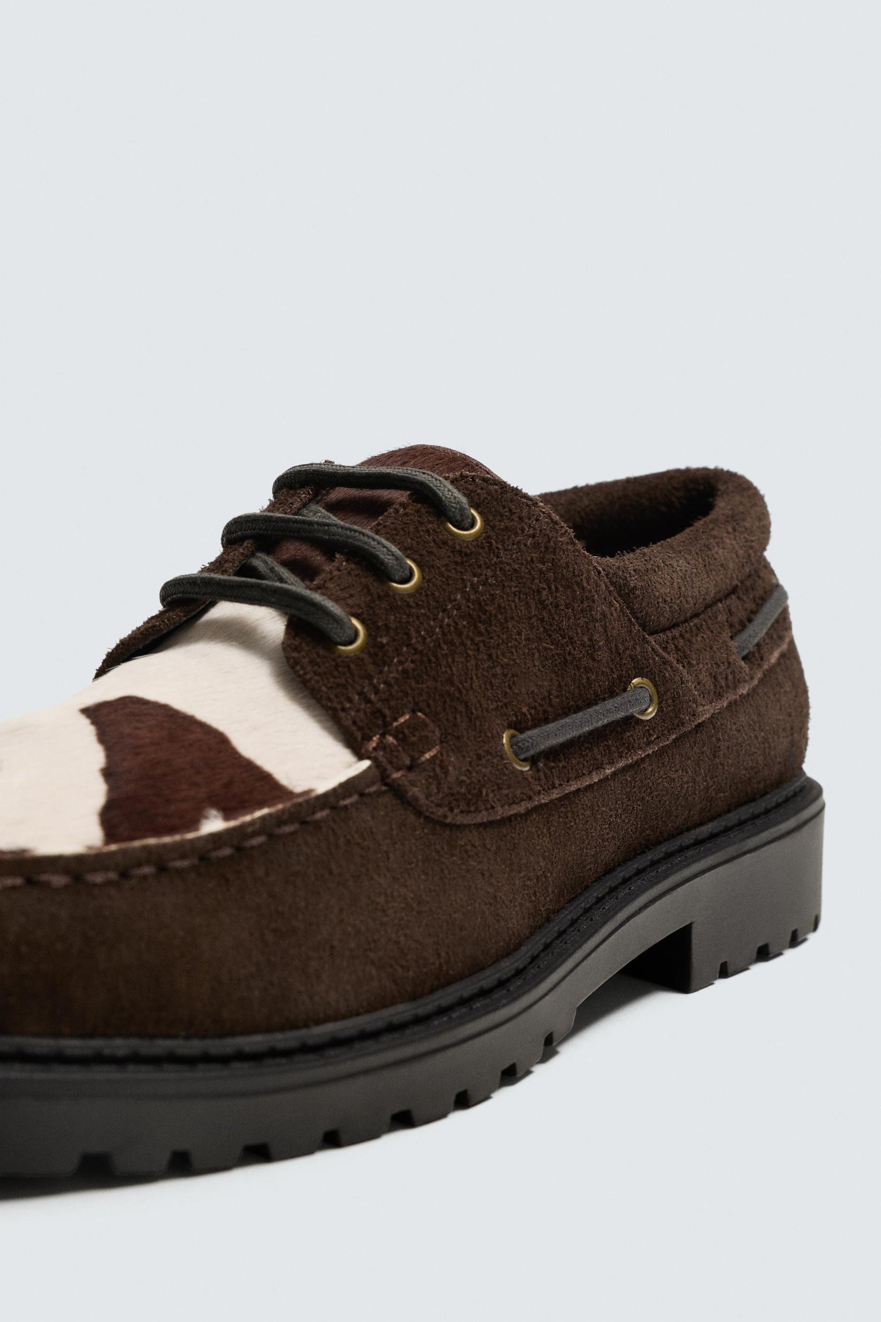 Schuhe aus Leder mit Tiermuster