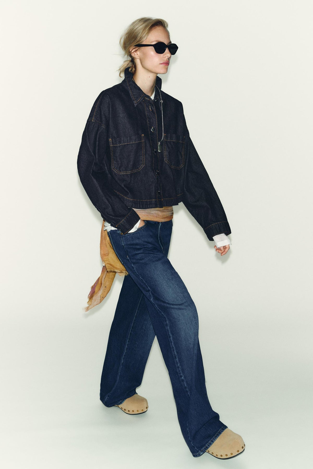 Mit Nieten besetzte Wildlederclogs