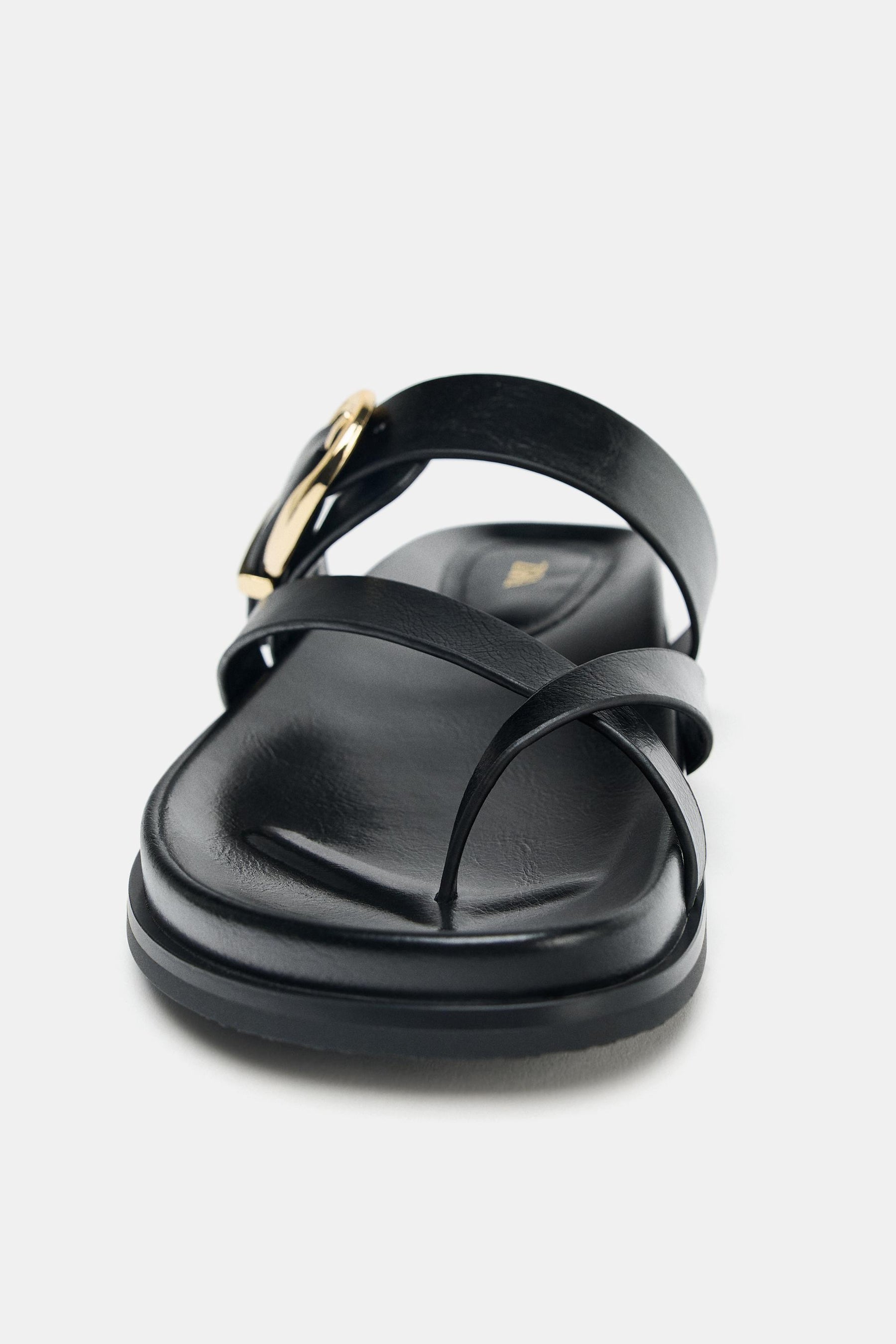 Flache Sandalen mit Schnalle