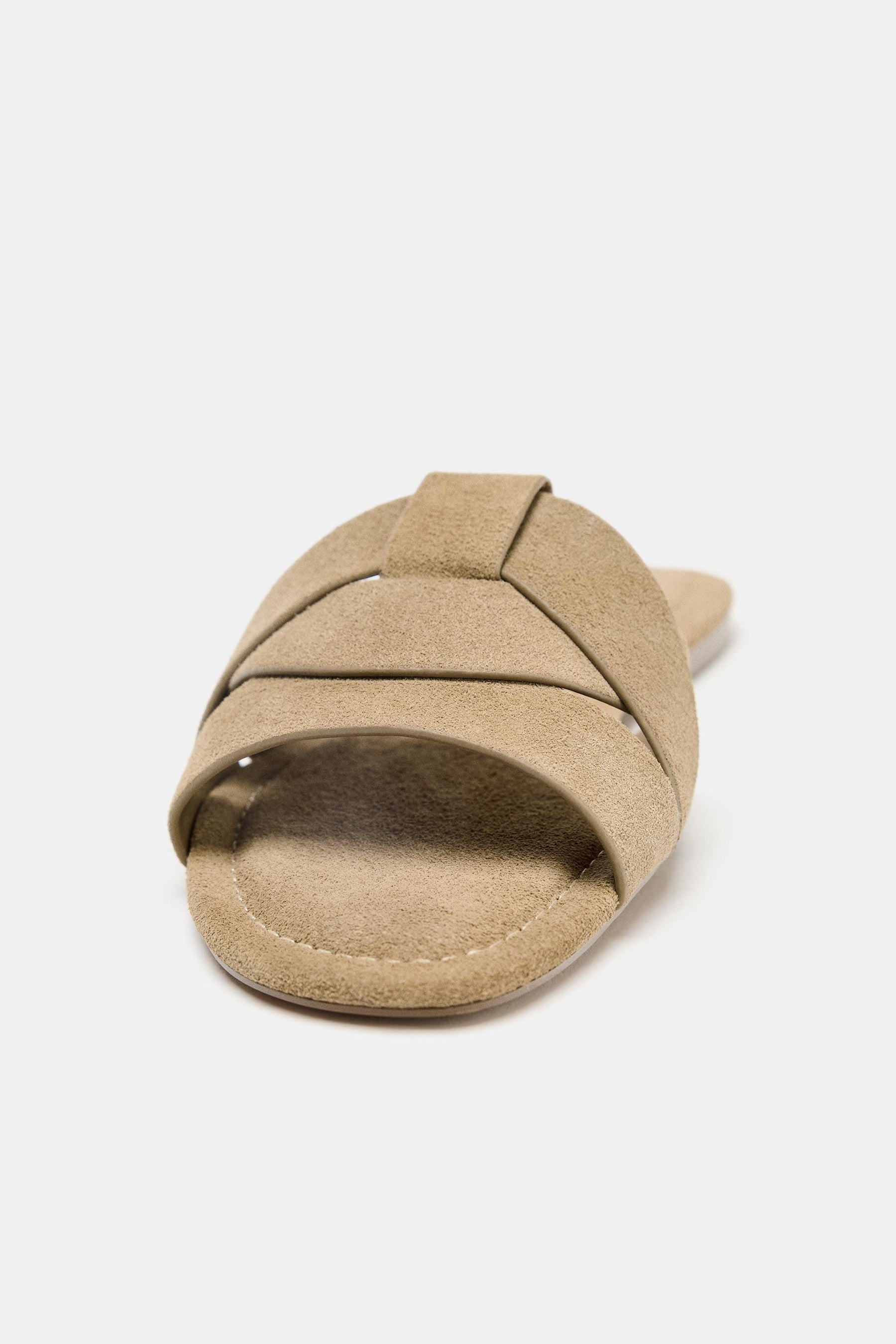 Wildledersandalen mit gekreuzten Riemen