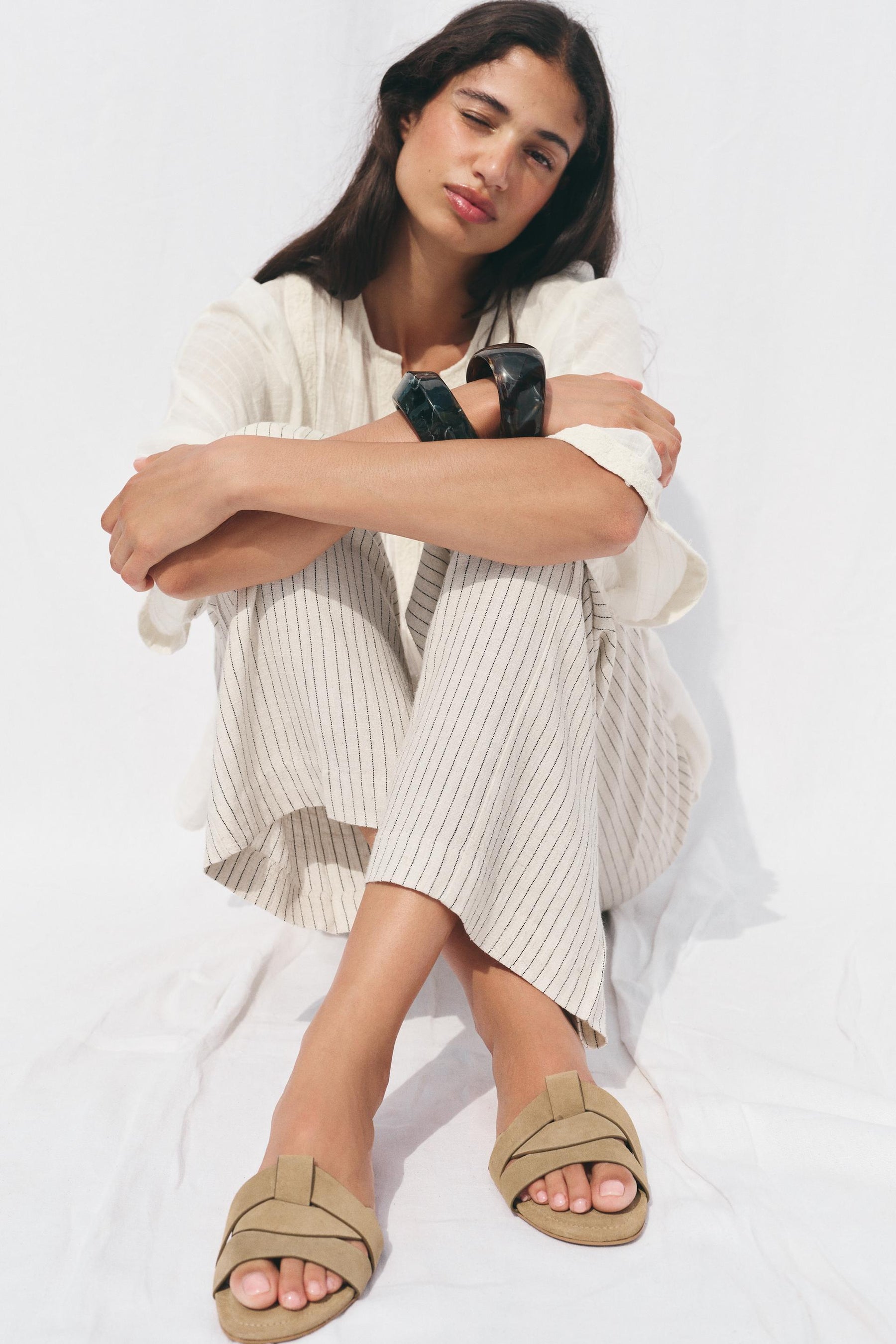 Wildledersandalen mit gekreuzten Riemen