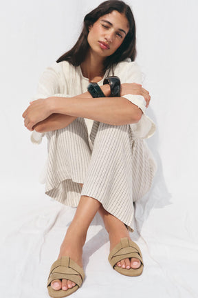 Wildledersandalen mit gekreuzten Riemen