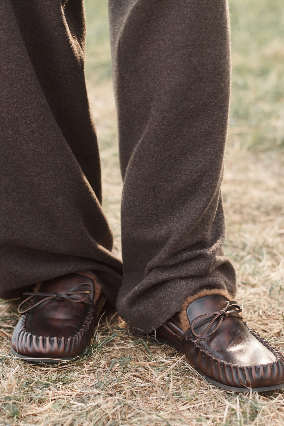 Lederslipper mit Schleife