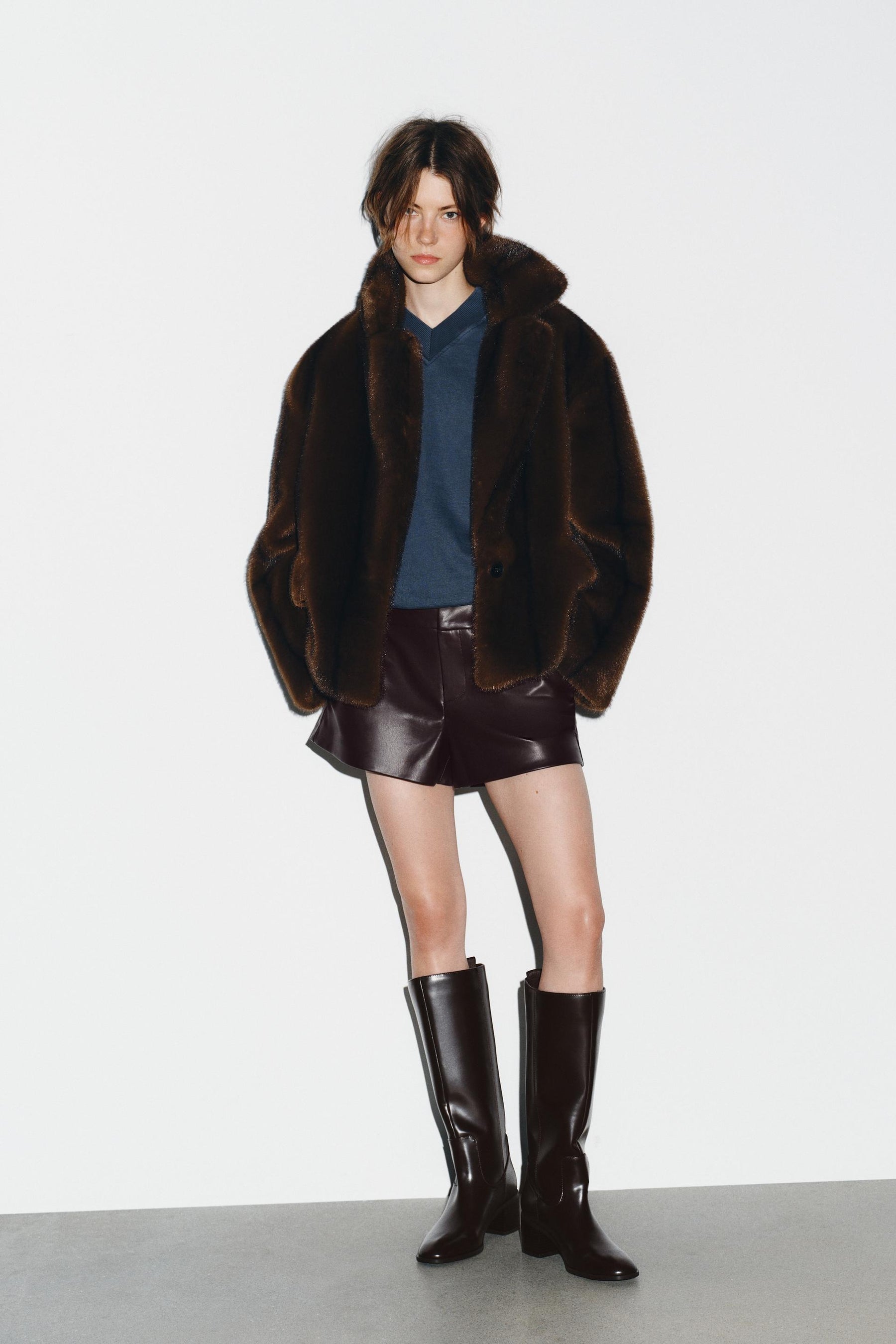 Kniehohe Stiefel mit Blockabsatz