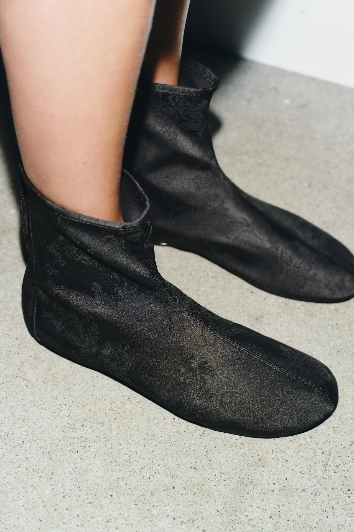 Stiefeletten mit Satin-Effekt