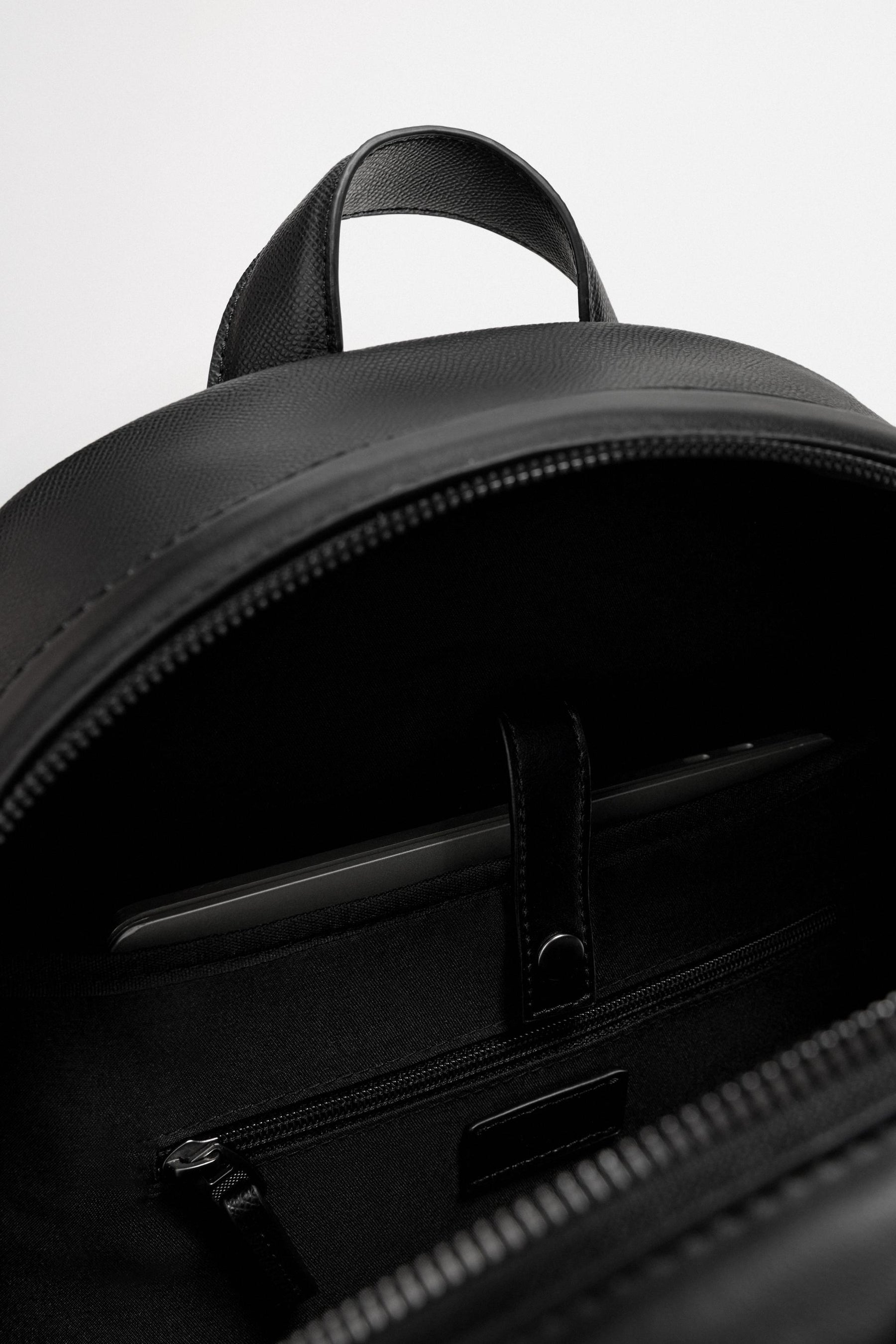 RUCKSACK MIT STRUKTUR