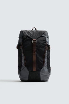TECHNISCHER RUCKSACK MIT LEDERDETAILS