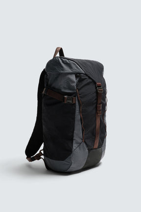 TECHNISCHER RUCKSACK MIT LEDERDETAILS