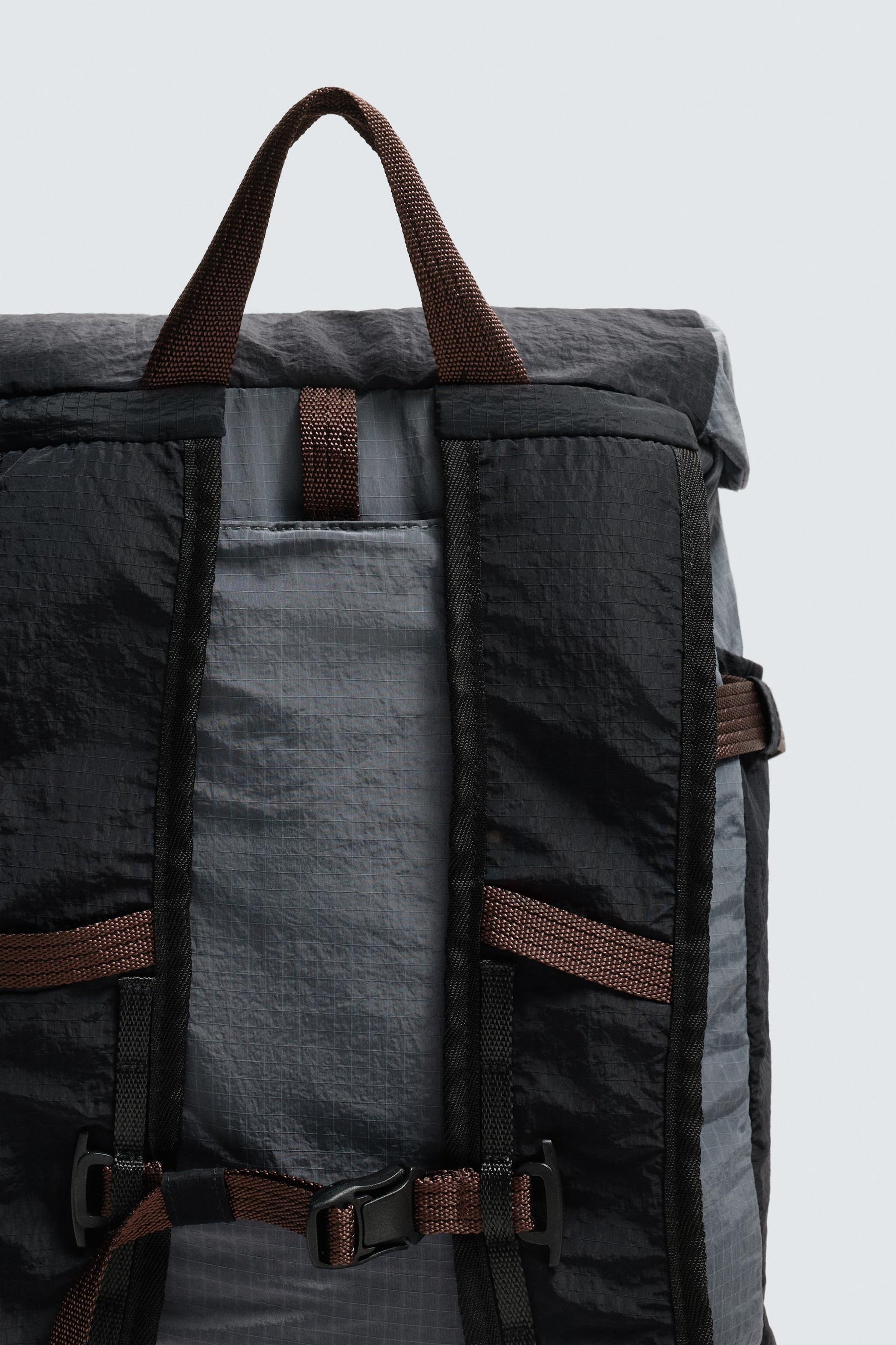 TECHNISCHER RUCKSACK MIT LEDERDETAILS