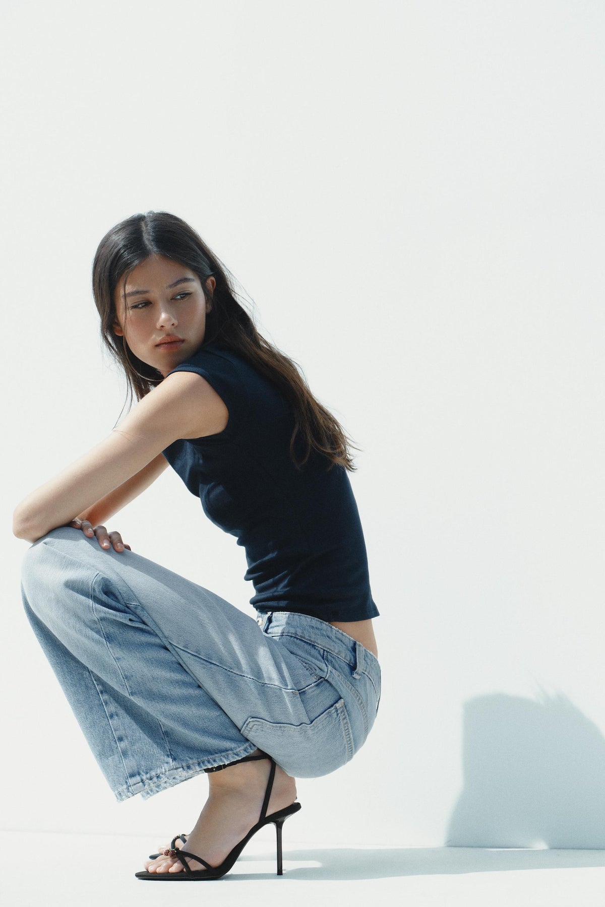 Perlenbesetzte Crossover-Sandalen