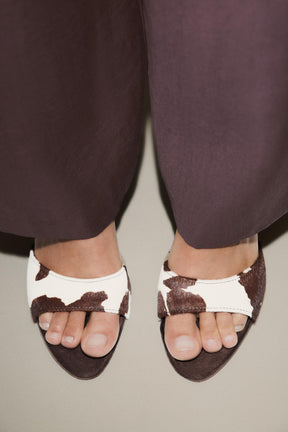 Sandalen mit Tiermuster und Absatz