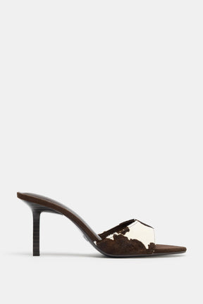 Sandalen mit Tiermuster und Absatz