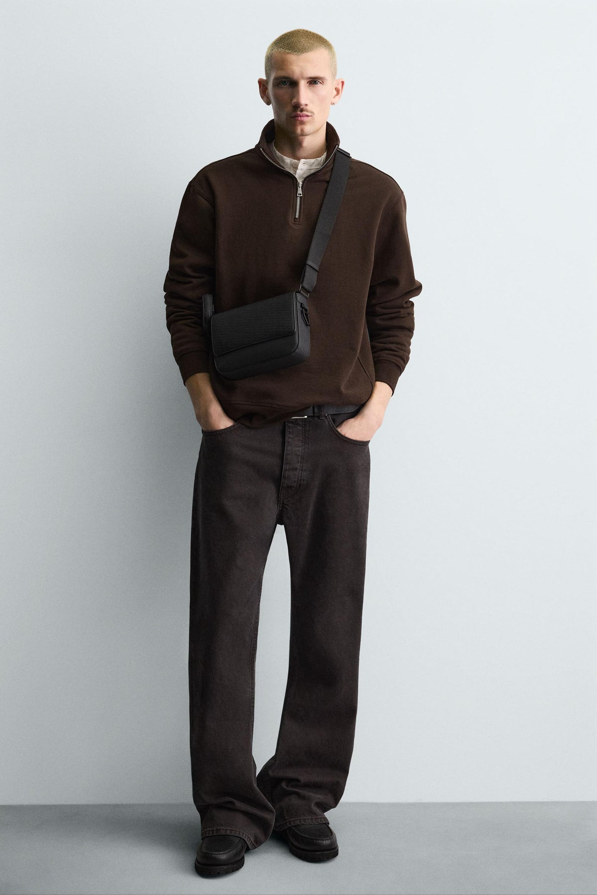 Gummierte, strukturierte Umhängetasche