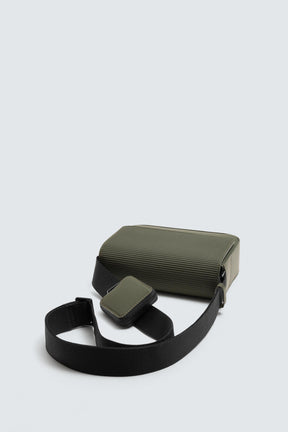 Gummierte, strukturierte Umhängetasche