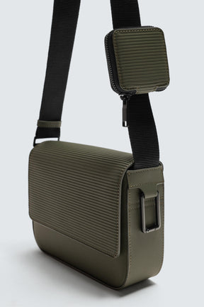 Gummierte, strukturierte Umhängetasche