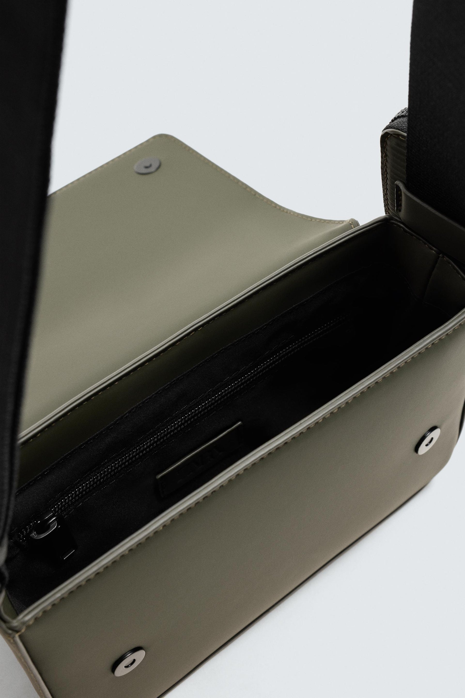 Gummierte, strukturierte Umhängetasche