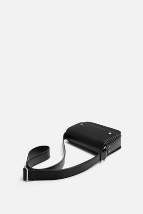 STRUKTURIERTE UMHÄNGETASCHE