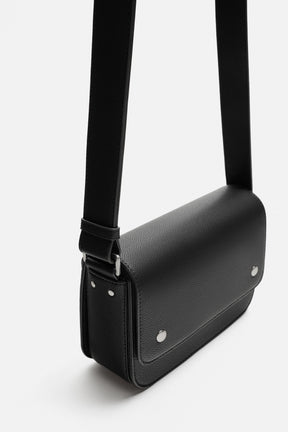 STRUKTURIERTE UMHÄNGETASCHE