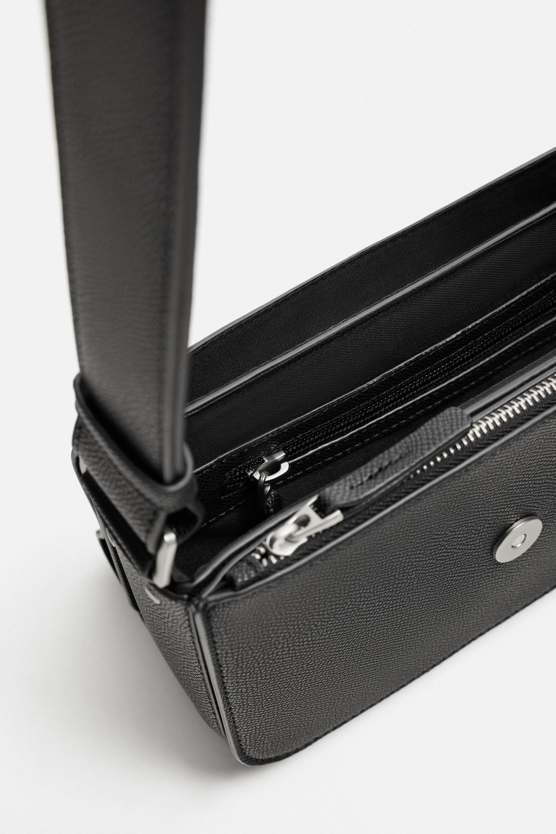 STRUKTURIERTE UMHÄNGETASCHE