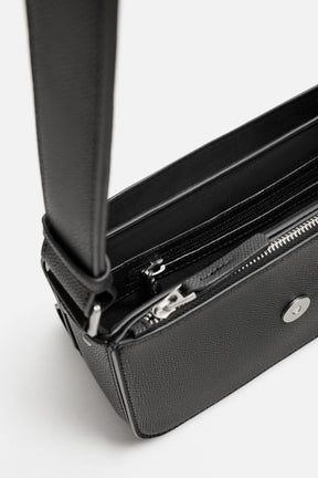 STRUKTURIERTE UMHÄNGETASCHE