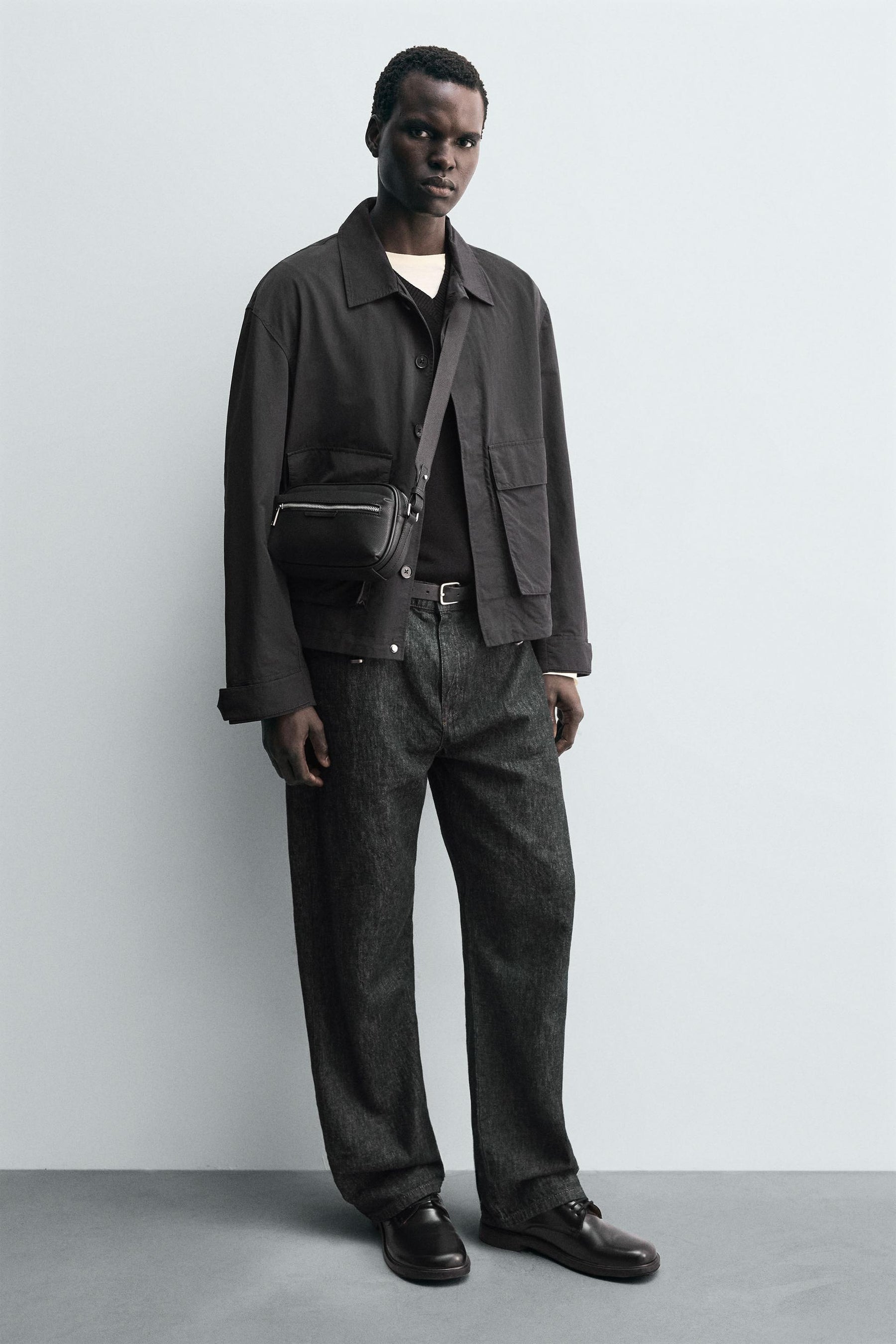 STRUKTURIERTE UMHÄNGETASCHE