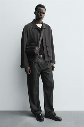 STRUKTURIERTE UMHÄNGETASCHE